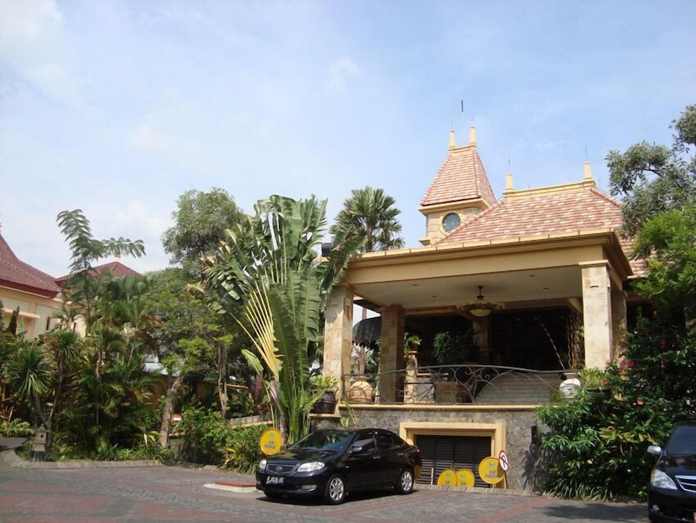 Lotus Garden Hotel Kediri  Kültér fotó