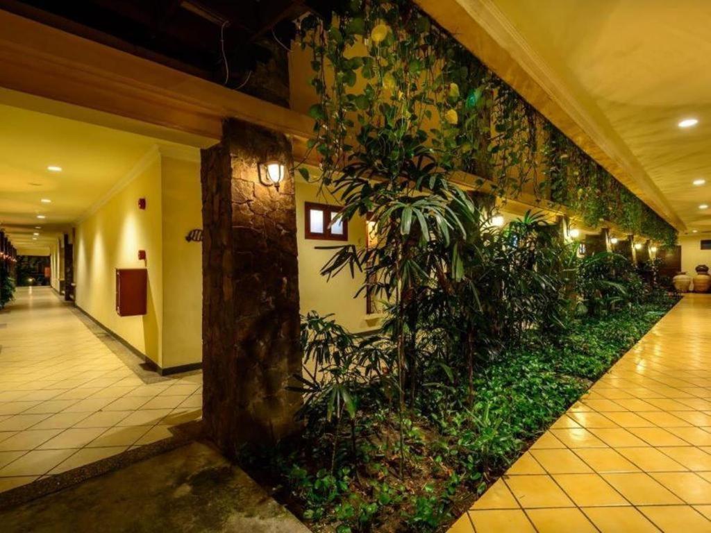 Lotus Garden Hotel Kediri  Kültér fotó