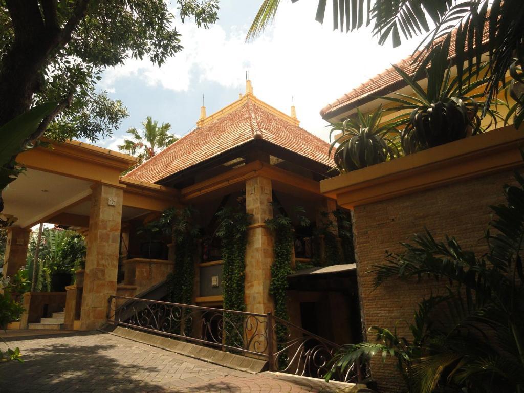 Lotus Garden Hotel Kediri  Kültér fotó