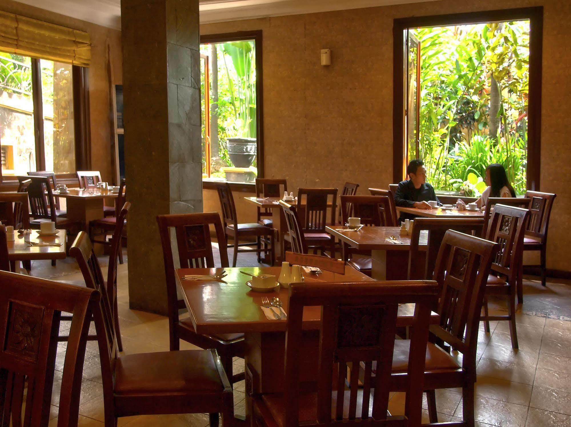 Lotus Garden Hotel Kediri  Kültér fotó