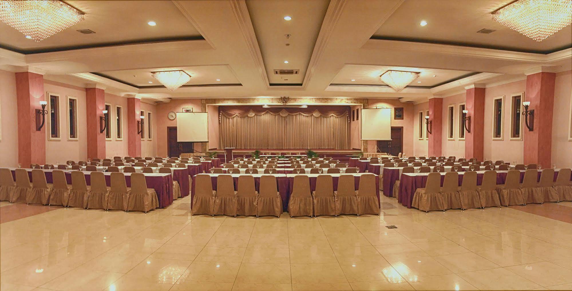 Lotus Garden Hotel Kediri  Kültér fotó