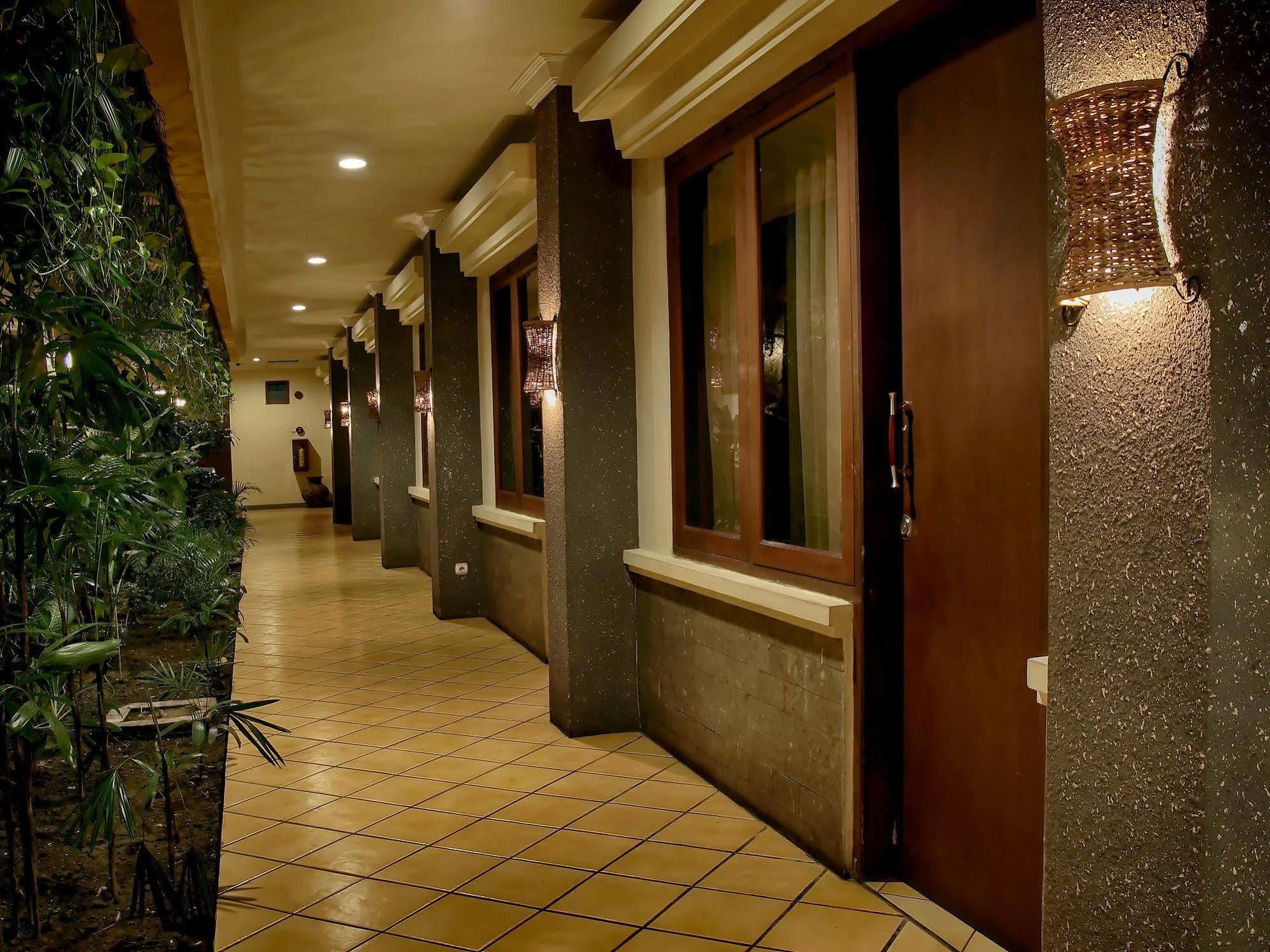 Lotus Garden Hotel Kediri  Kültér fotó