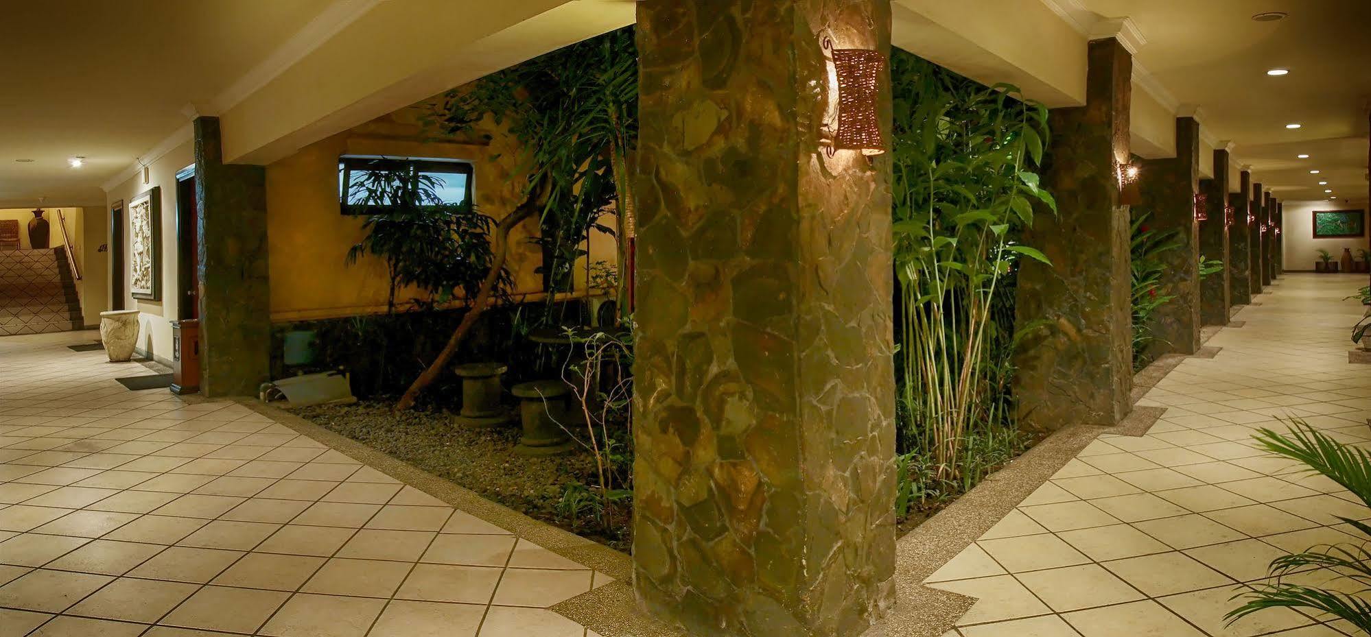 Lotus Garden Hotel Kediri  Kültér fotó